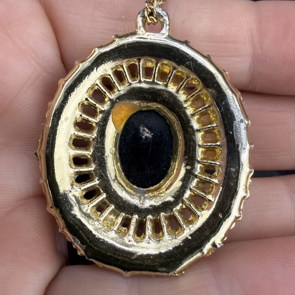 Vintage Cameo Pendant Earrings‎ Lot Screw Back Pierced Gold Tone